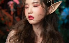 女生迈开腿让男生打扑克